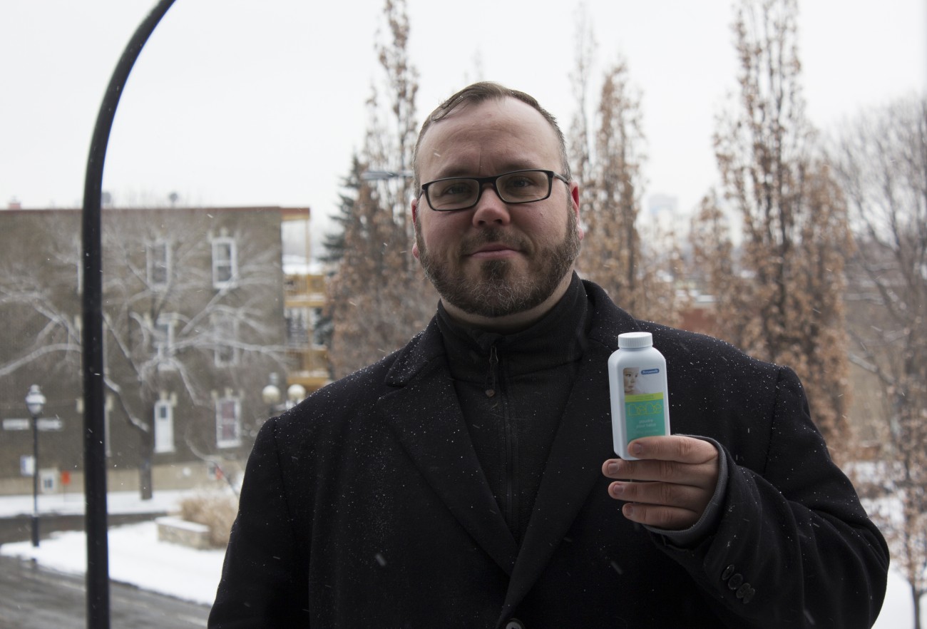 Steve Giasson. Performance invisible n&deg; 90 (R&eacute;pandre du talc sous la neige). Performeur : Steve Giasson. Cr&eacute;dit photographique : Martin Vinette. 10 f&eacute;vrier 2016. 