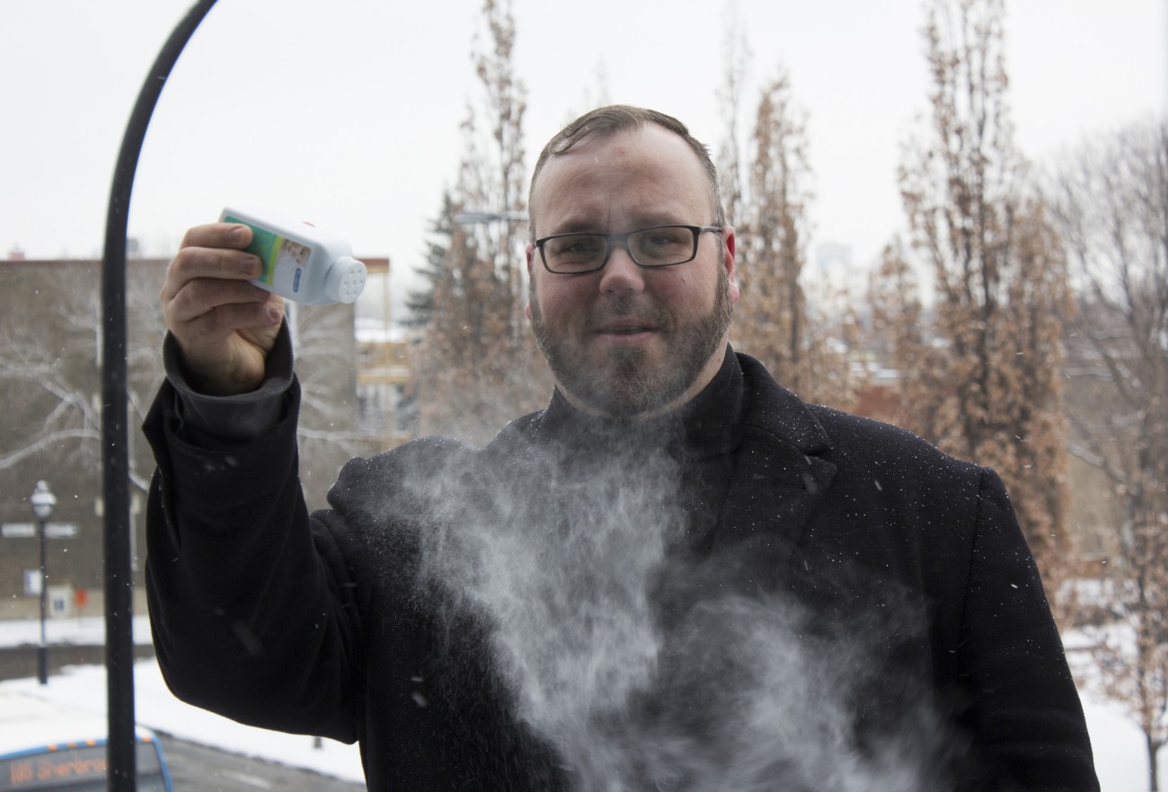 Steve Giasson. Performance invisible n&deg; 90 (R&eacute;pandre du talc sous la neige). Performeur : Steve Giasson. Cr&eacute;dit photographique : Martin Vinette. 10 f&eacute;vrier 2016. 