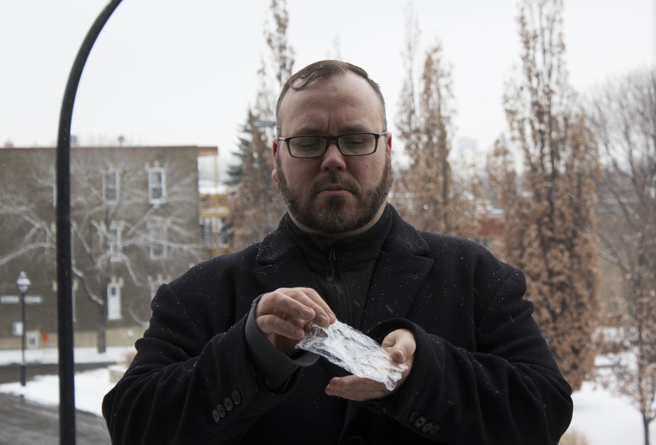 Steve Giasson. Performance invisible n° 89 (Répandre de la cocaïne sous la neige). Performeur : Steve Giasson. Crédit photographique : Martin Vinette. 10 février 2016.