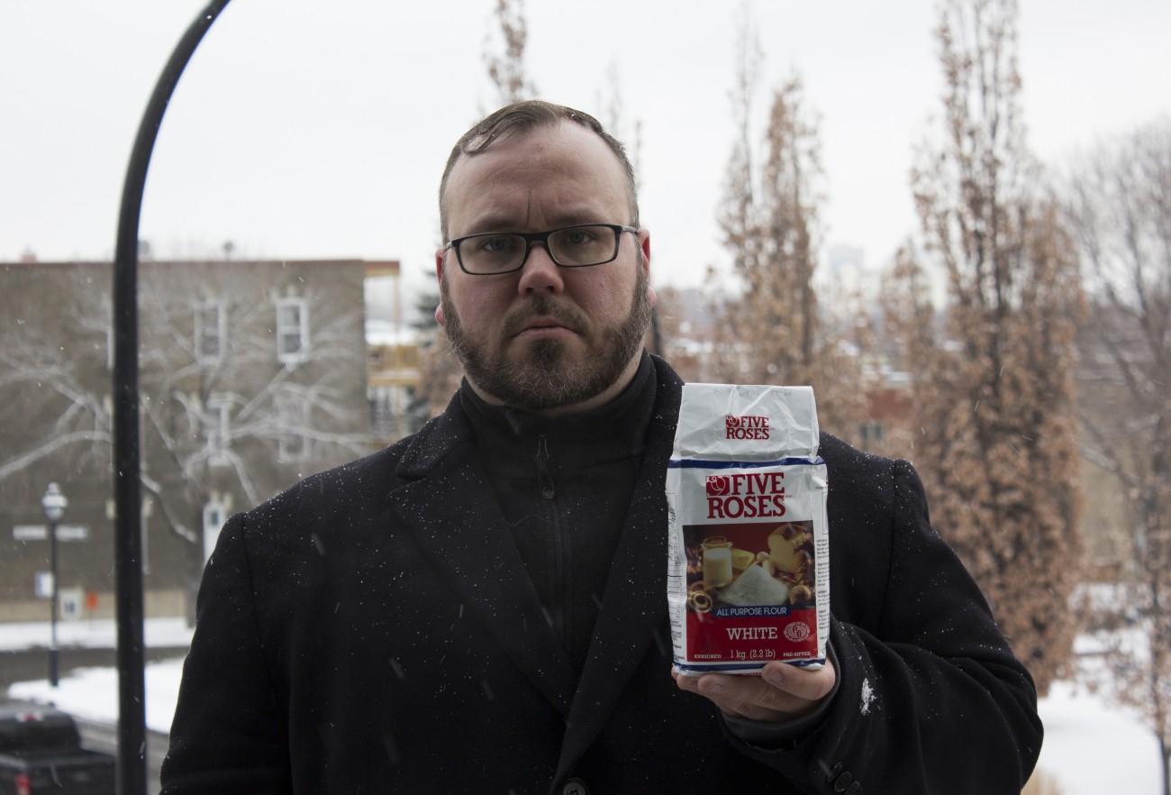 Steve Giasson. Performance invisible n° 86 (Répandre de la farine sous la neige). Performeur : Steve Giasson. Crédit photographique : Martin Vinette. 10 février 2016. 