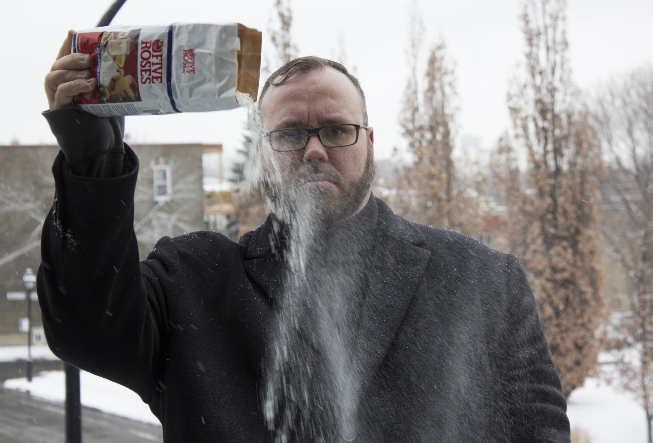 Steve Giasson. Performance invisible n° 86 (Répandre de la farine sous la neige). Performeur : Steve Giasson. Crédit photographique : Martin Vinette. 10 février 2016.