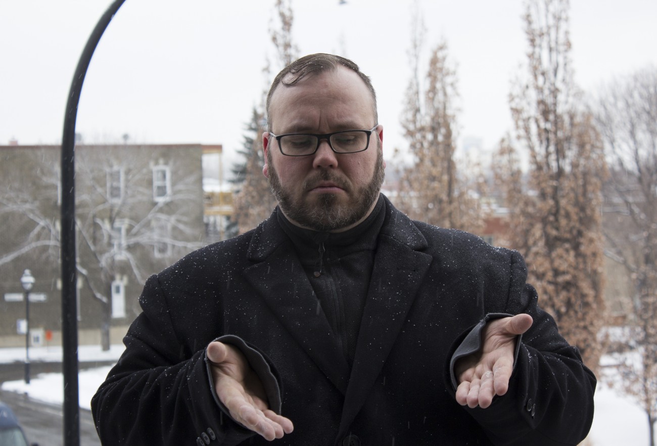 Steve Giasson. Performance invisible n° 87 (Répandre de la craie sous la neige). Performeur : Steve Giasson. Crédit photographique : Martin Vinette. 10 février 2016.