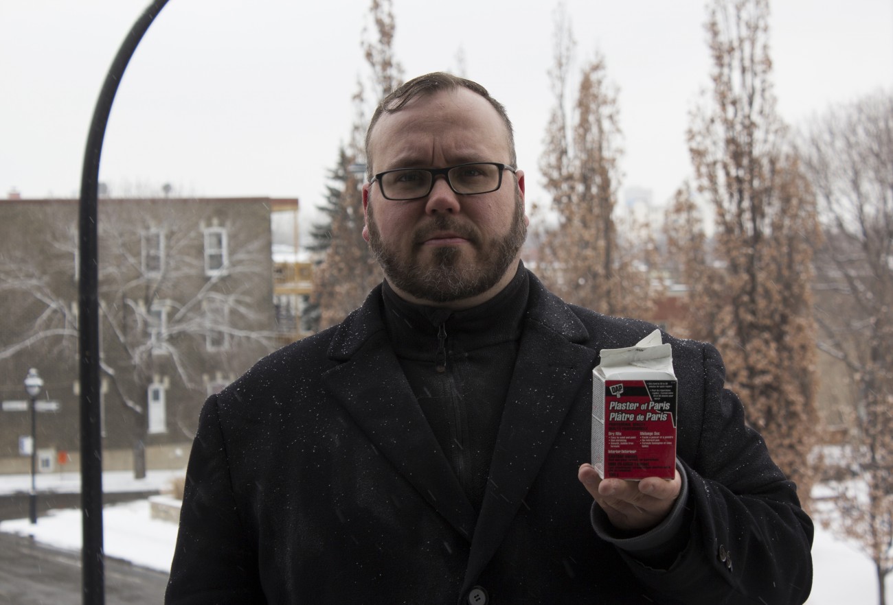 Steve Giasson. Performance invisible n° 88 (Répandre du plâtre sous la neige). Performeur : Steve Giasson. Crédit photographique : Martin Vinette. 10 février 2016. 