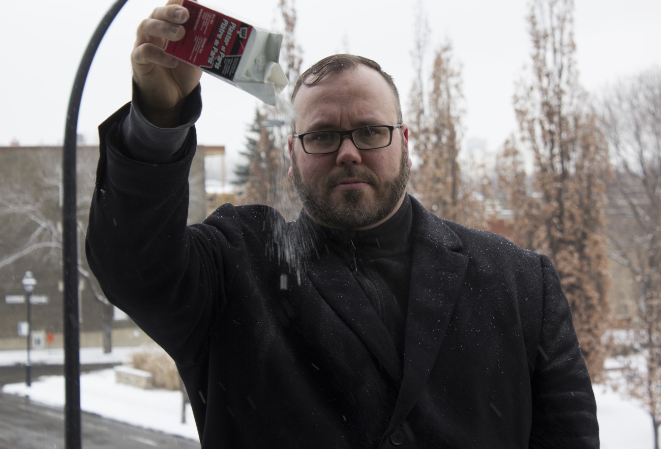 Steve Giasson. Performance invisible n° 88 (Répandre du plâtre sous la neige). Performeur : Steve Giasson. Crédit photographique : Martin Vinette. 10 février 2016.