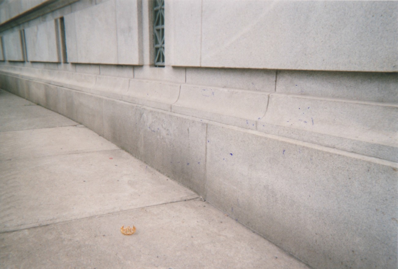 Steve Giasson. Performance invisible n° 4 (Perdre de l’or (dans les airs, dans la rue, dans l’eau).)
Performeur : Jean-Philippe Luckhurst-Cartier. Performance activée dans le cadre de Parcours Neuf à Cinq, Occurrences estivales 2015, Péristyle nomade. Montréal. 13 août 2015.