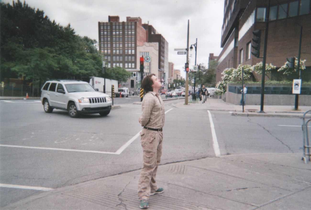 


Steve Giasson. Performance invisible n&deg; 5 (Adopter, pendant un certain temps, au coin d&rsquo;une rue, la position de Marie van Goethem par Edgar Degas et demeurer debout dans une attitude de repos, les jambes en dehors, les pieds formant la quatri&egrave;me position classique du ballet, les mains derri&egrave;re le dos, le buste dress&eacute; et la t&ecirc;te rejet&eacute;e en arri&egrave;re).
Performeur :&nbsp;Jean-Philippe Luckhurst-Cartier. Performance activ&eacute;e dans le cadre de Parcours Neuf &agrave; Cinq, Occurrences estivales 2015, P&eacute;ristyle nomade. Montr&eacute;al. 13 ao&ucirc;t 2015.


