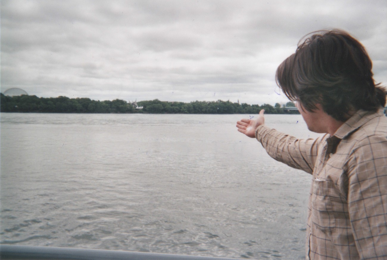 


Steve Giasson. Performance invisible n° 7 (Ajouter une pincée de sel dans la mer).
Performeur : Jean-Philippe Luckhurst-Cartier. Performance activée dans le cadre de Parcours Neuf à Cinq, Occurrences estivales 2015, Péristyle nomade. Montréal. 13 août 2015.


