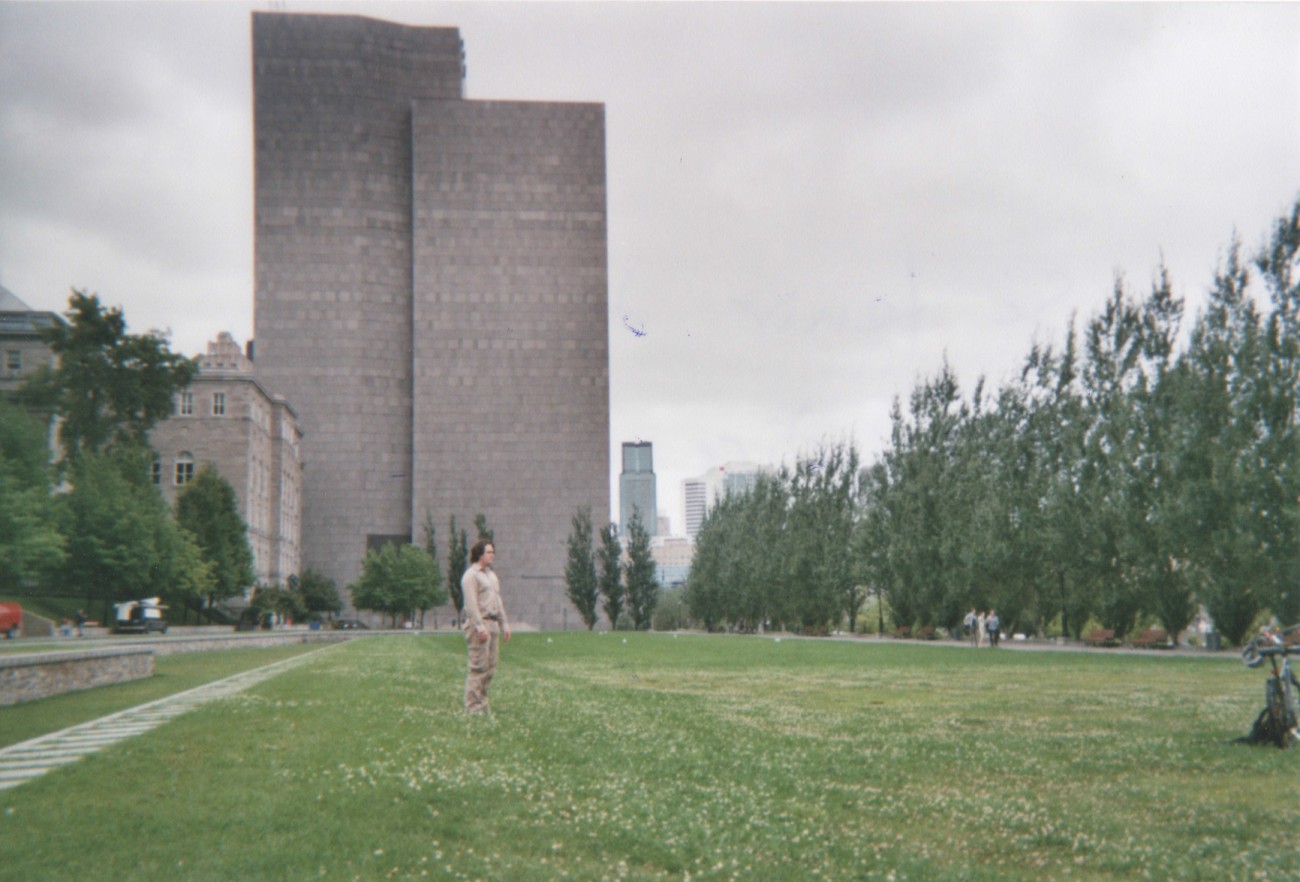 Steve Giasson. Performance invisible n° 3 (Demeurer immobile et en silence (un certain temps).)



Performeur : Jean-Philippe Luckhurst-Cartier. Performance activée dans le cadre de Parcours Neuf à Cinq, Occurrences estivales 2015, Péristyle nomade. Montréal. 13 août 2015.


