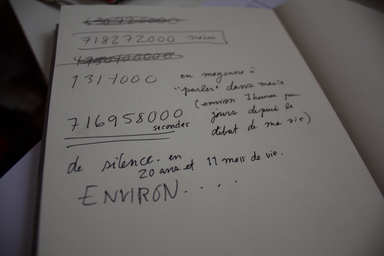 Steve Giasson. Performance invisible n° 24 (Compter les secondes de silence (dans une minute, dans une heure, dans une journée, dans une semaine, dans un mois, dans une année, dans une vie)). 
Performeur : Anonyme. Crédit photographique : Anonyme. Mars 2017.