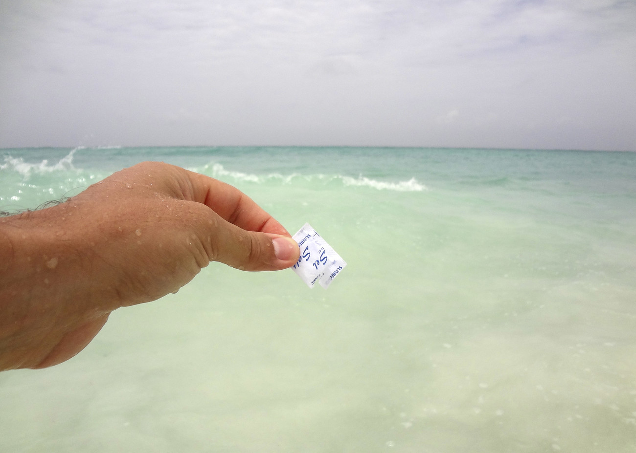 Steve Giasson. Performance invisible n&deg; 7 (Ajouter une pinc&eacute;e de sel dans la mer). Performeur : Daniel Roy. Cr&eacute;dit photographique : Daniel Roy. Cuba, mai 2015.
