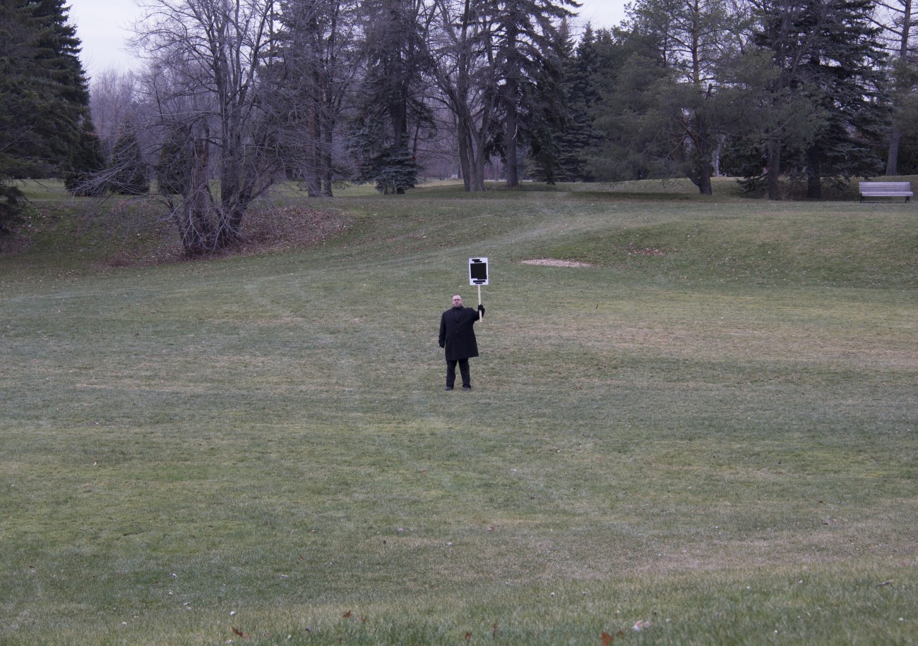 Steve Giasson. Performance invisible n&deg; 43 (Censurer un texte sans importance). Performeur : Steve Giasson. Cr&eacute;dit photographique : Daniel Roy. 30 novembre 2015.