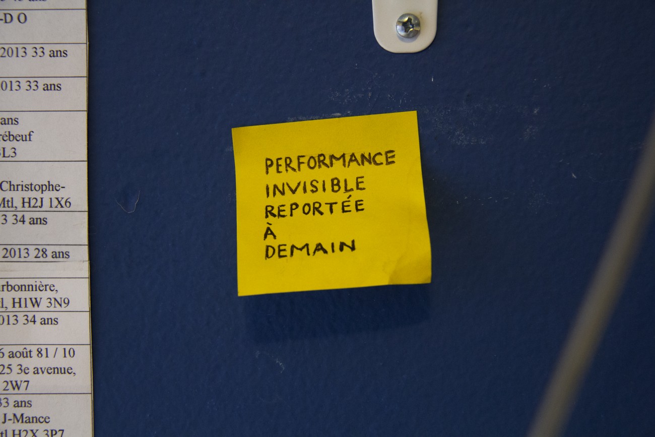 Steve Giasson. Performance invisible n° 105 (Remettre une tâche au lendemain). D'après Roman Ondák. Deadline Postponed Until Tomorrow. 2005. Performeur : _____________. Crédit photographique : Daniel Roy. 27 février 2016.