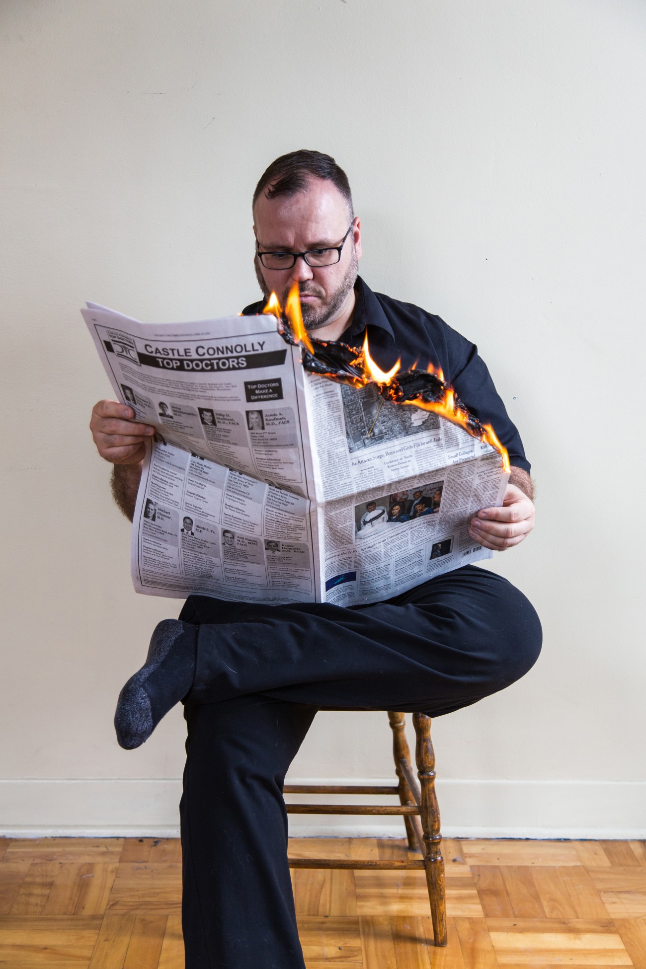 Steve Giasson. Performance invisible n° 110 (Faire de la rétention d’information). Reenactment de Endre Tót. I am reading a burning newspaper / Égő újságot olvasok. 1972/74. Performeur : Steve Giasson. Crédit photographique : Daniel Roy. 1er mai 2016.