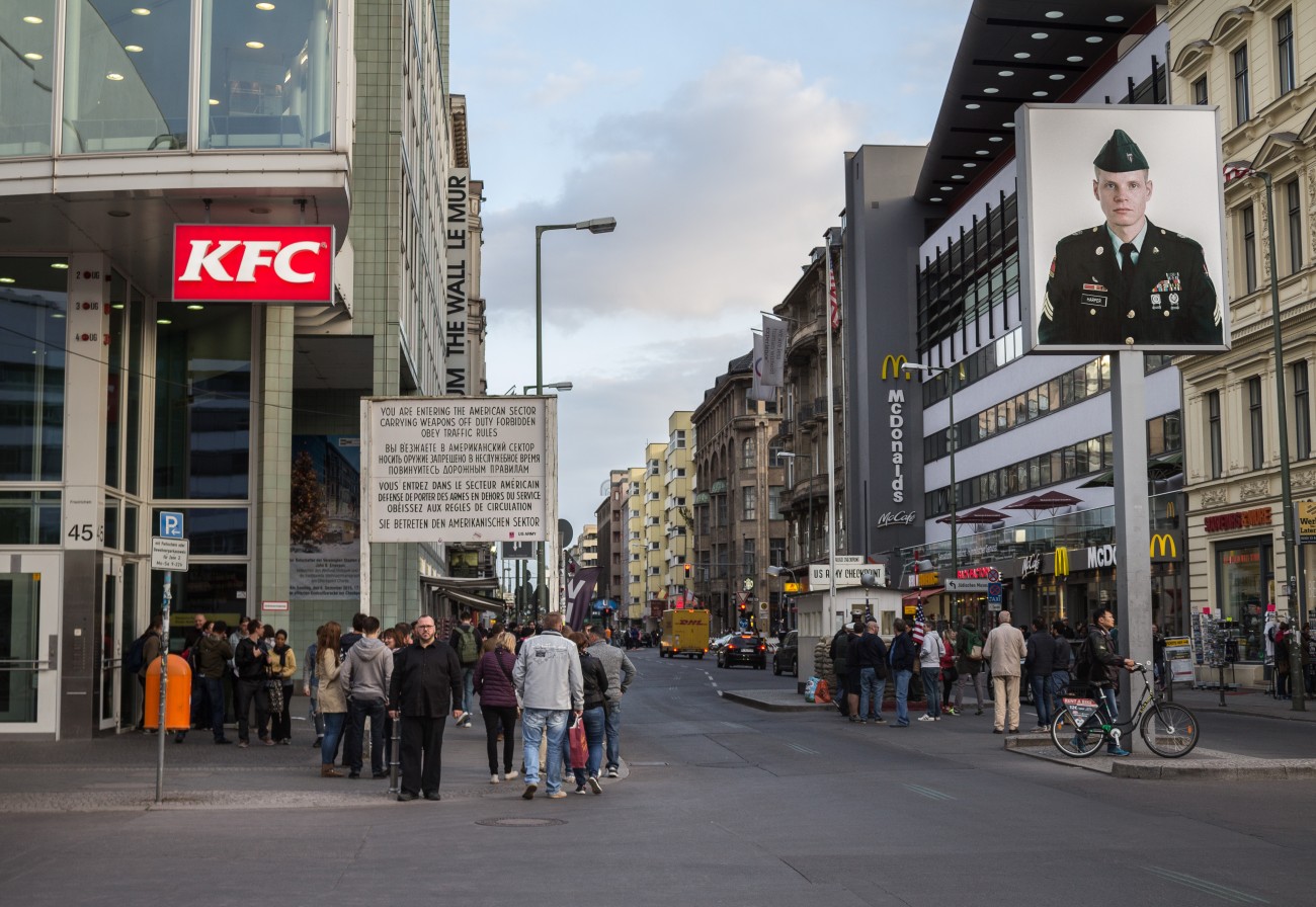 Steve Giasson. Performance invisible n° 114 (Passer à l'Est). Performeurs : Steve Giasson et deux performeurs anonymes. Crédit photographique : Martin Vinette. Checkpoint Charlie, Berlin. 14 mai 2016.