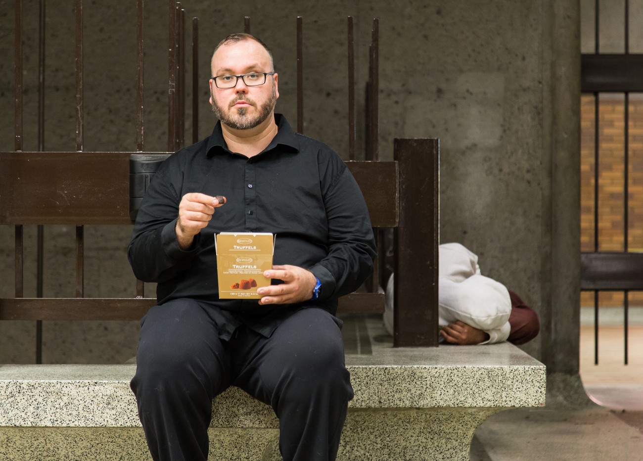 Steve Giasson. Performance invisible n° 125 (Manger des truffes au milieu des clochards). Performeur : Steve Giasson. Crédit photographique : Daniel Roy. Métro Bonaventure, Montréal. 8 juin 2016.