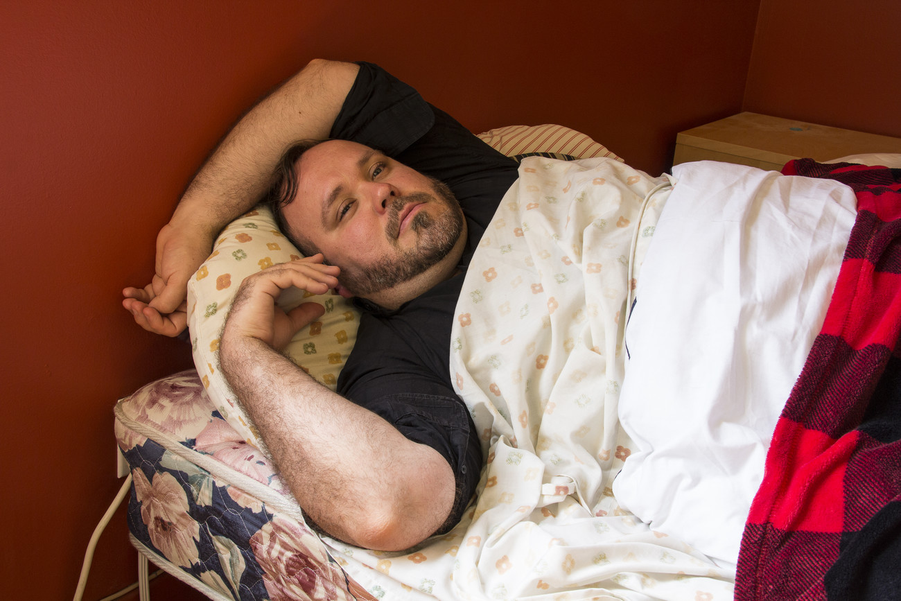 Steve Giasson. Performance invisible n&deg; 1 (Respirer (au lieu de travailler)). Enactment de Mladen Stilinović. Artist At Work. 1978. Performeur : Steve Giasson. Cr&eacute;dit photographique : Daniel Roy. 26 mai 2015.