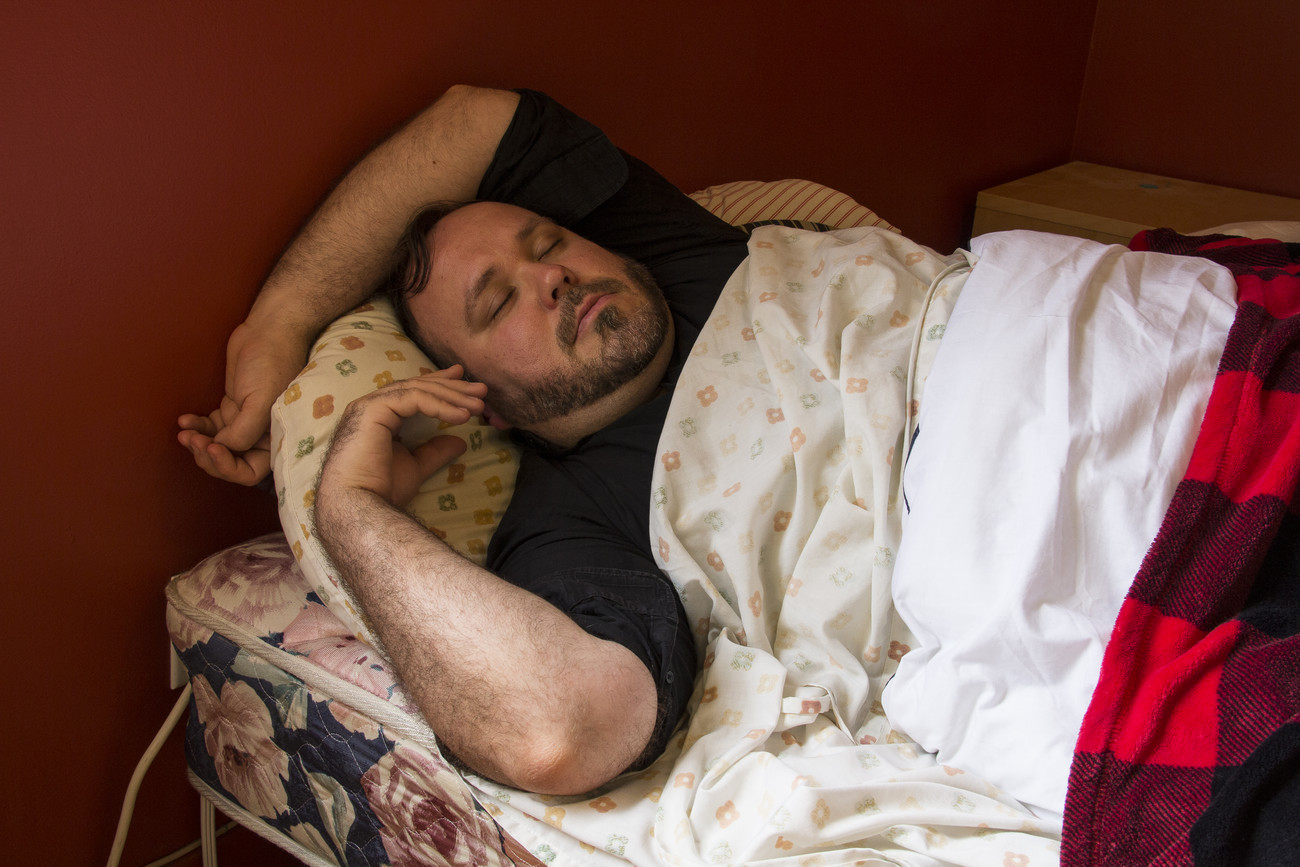 Steve Giasson. Performance invisible n&deg; 1 (Respirer (au lieu de travailler)). Enactment de Mladen Stilinović. Artist At Work. 1978. Performeur : Steve Giasson. Cr&eacute;dit photographique : Daniel Roy. 26 mai 2015.