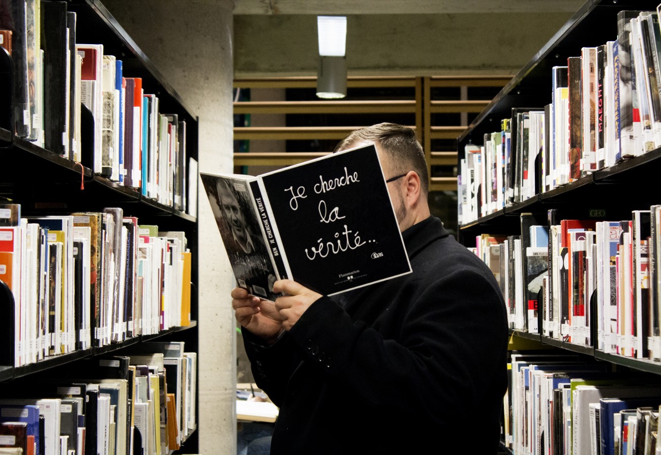 Steve Giasson. Performance invisible n° 53 (Dire toute la vérité et rien que la vérité (pour une journée entière ou pour le reste de ses jours)).) Performeur : Steve Giasson. Crédit photographique : Martin Vinette. 26 novembre 2015.