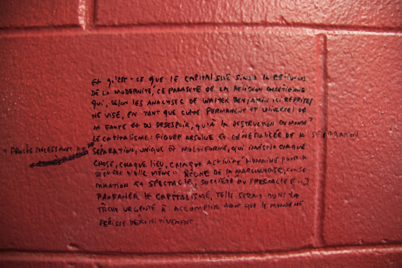 Steve Giasson. Performance invisible n° 71 (Écrire sur le mur d’une toilette publique d’une université une réponse à un problème philosophique présumé). Extrait de Pascal Chantier. Eloge de la profanation de Giorgio Agamben. ? Université du Québec à Montréal, Montréal. Performeur : Steve Giasson. Crédit photographique : Daniel Roy. 6 janvier 2016.