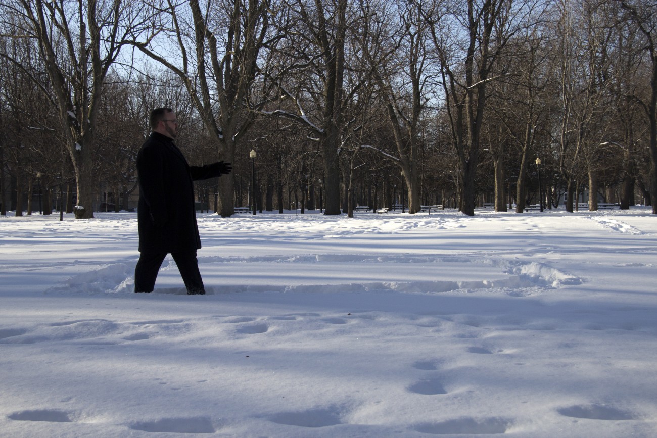 Steve Giasson. Performance invisible n° 72 (Adopter une « démarche de flingueur » (ou Marcher d’une manière exagérée).) Performeur : Steve Giasson. Crédit photographique : Daniel Roy. 6 janvier 2016.