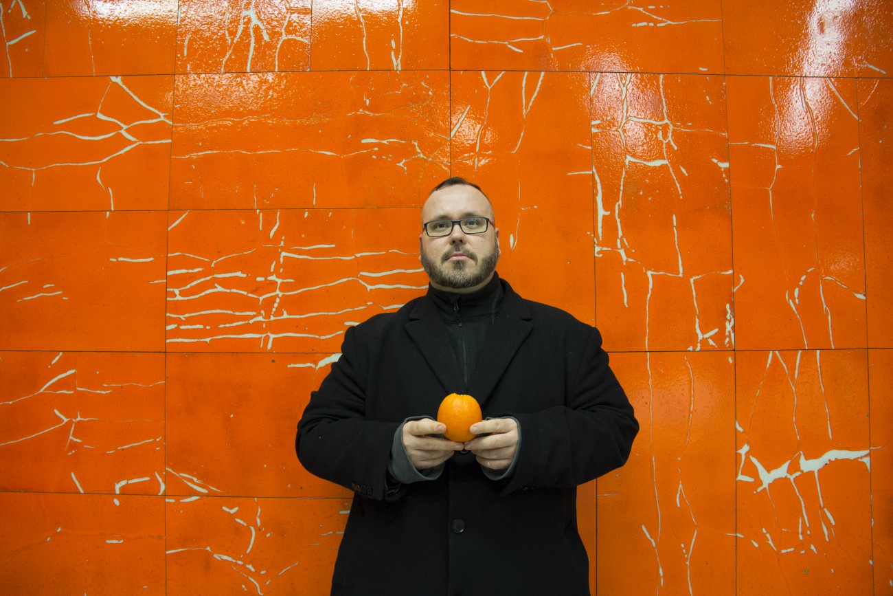 Steve Giasson. Performance invisible n° 92 (Épeler à l’envers les prénom et nom de Filippo Tommaso Marinetti, en mangeant une orange). Mario Merola. Horizons. 1971. Métro Sherbrooke, Montréal. Performeur : Steve Giasson. Crédit photographique : Daniel Roy. 27 février 2016.