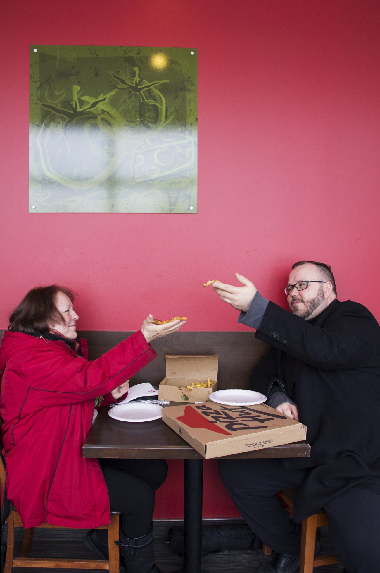 Steve Giasson. Performance invisible n° 93 (Manger une pointe de pizza chez Pizza Hut. S’exclamer, avant de prendre une première bouchée : Vive Gorbatchev !) Performeurs : Andrée Boivin et Steve Giasson. Crédit photographique : Daniel Roy. 27 février 2016.