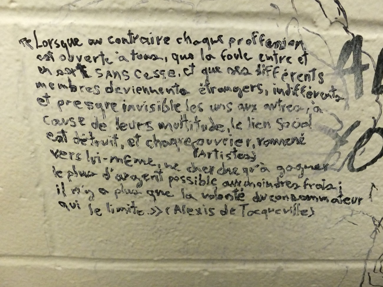 Steve Giasson. Performance invisible n° 71 (Écrire sur le mur d’une toilette publique d’une université une réponse à un problème philosophique présumé).
Extrait d'Alexis de Tocqueville. De la Démocratie en Amérique II.  Université du Québec à Montréal, Montréal. Performeur : Edmond Rochette Pelletier. Crédit photographique : Edmond Rochette Pelletier. 8 mars 2018.