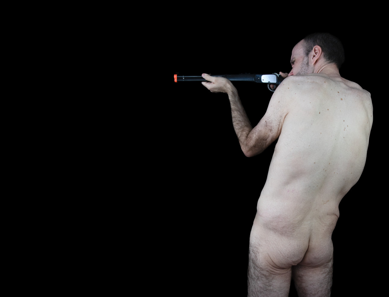 Steve Giasson. Performance invisible n&deg; 292 (Soliloquer). Reenactment d'Ulay.&nbsp;Soliloquy (Shooting self). 1972-1973 (Amsterdam, September). Performeur : Steve Giasson. Cr&eacute;dit photographique : Martin Vinette. Retouches photographiques : Charles-&Eacute;tienne Lebrun. 21 janvier 2021.