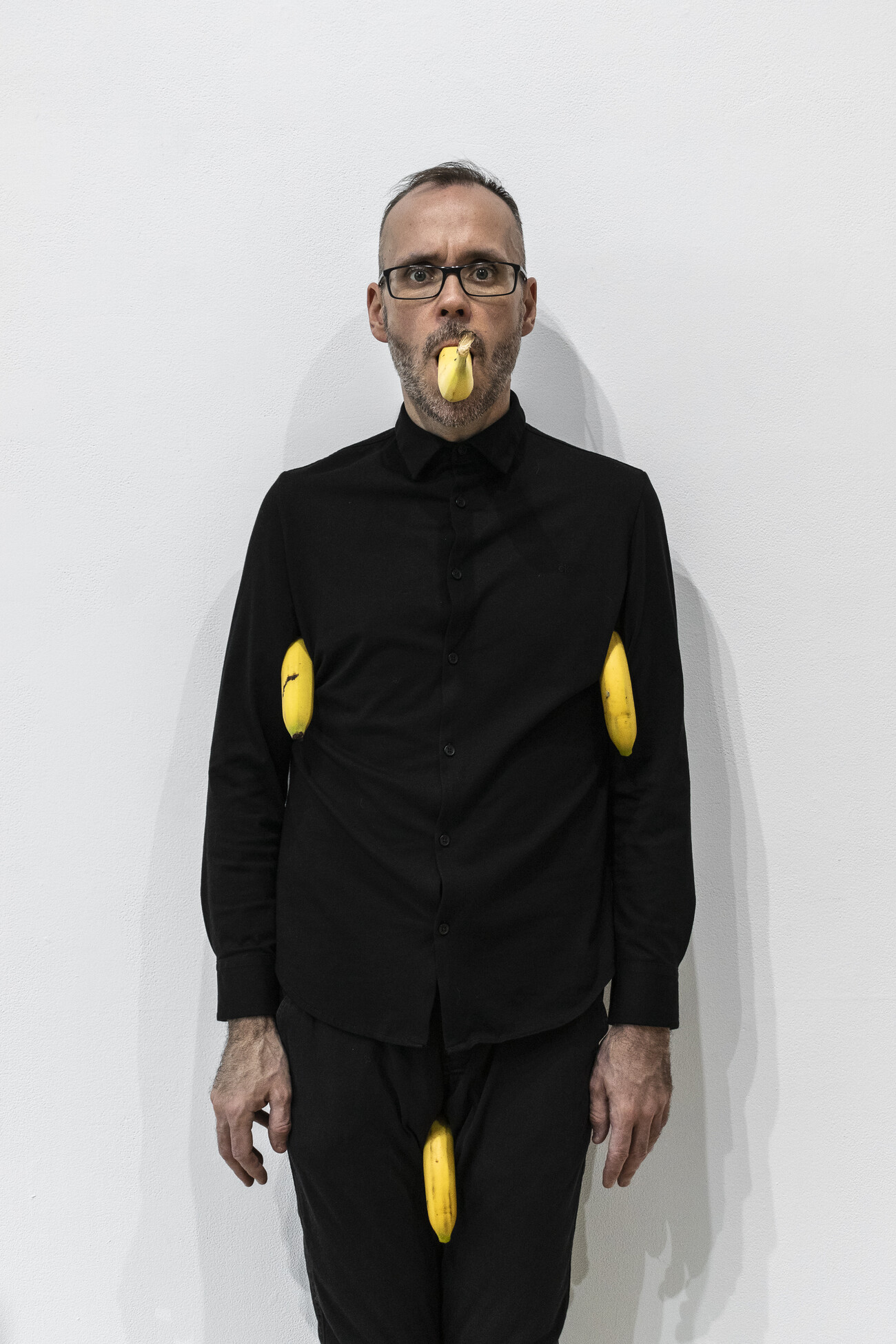 Steve Giasson. Performance invisible n&deg; 173 (S'exhiber encore). Reenactment de Erwin Wurm. Untitled (4 bananas). 1999. Performeur : Steve Giasson. Cr&eacute;dit photographique : Martin Vinette. AXEN&Eacute;O7, Gatineau. 5 novembre 2019.

&nbsp;