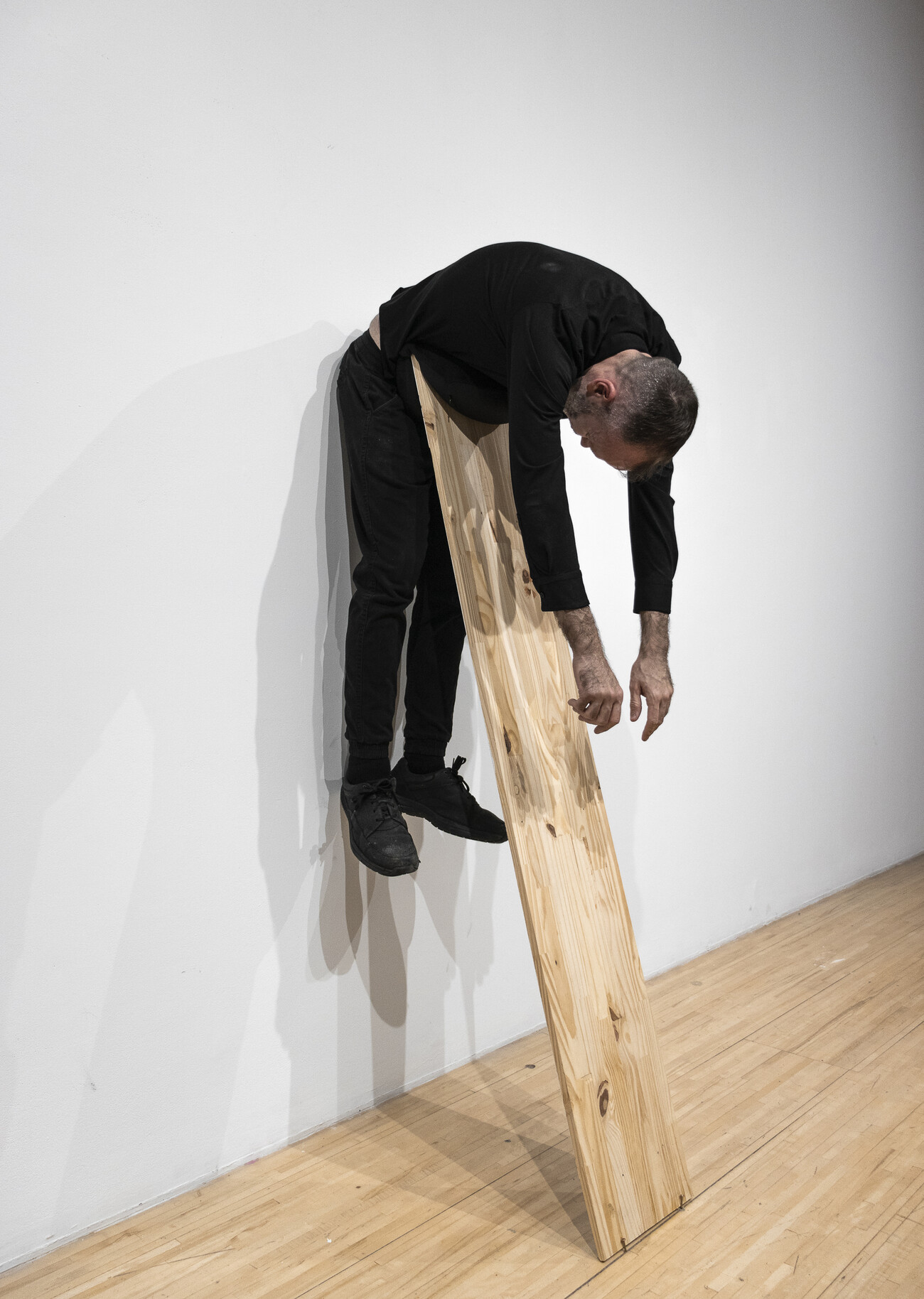 Steve Giasson. Performance invisible n&deg; 177 (Faire son cirque (sans pr&eacute;venir)). Reenactment de Charles Ray. Plank Piece II. 1973. Performeur : Steve Giasson. Cr&eacute;dit photographique : Martin Vinette. Retouches photographiques : Daniel Roy. AXEN&Eacute;O7, Gatineau. 4 novembre 2019.