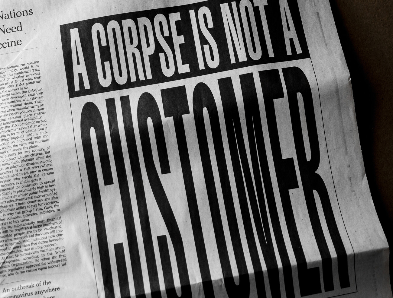 Steve Giasson. Performance invisible n&deg; 179 (&Ecirc;tre client). Barbara Kruger. Untitled (A corpse is not a customer), 2020, pour la s&eacute;rie du New York Times &ldquo;Art in Isolation &ndash; An Ongoing Visual Diary in Our Uncertain Times&rdquo;, 30 avril 2020. Photographie num&eacute;rique d'une copie papier du quotidien achet&eacute;e par l'artiste.&nbsp; Performeur : Steve Giasson. Cr&eacute;dit photographique : Steve Giasson. Retouches photographiques : Daniel Roy. 18 septembre 2020.

&nbsp;