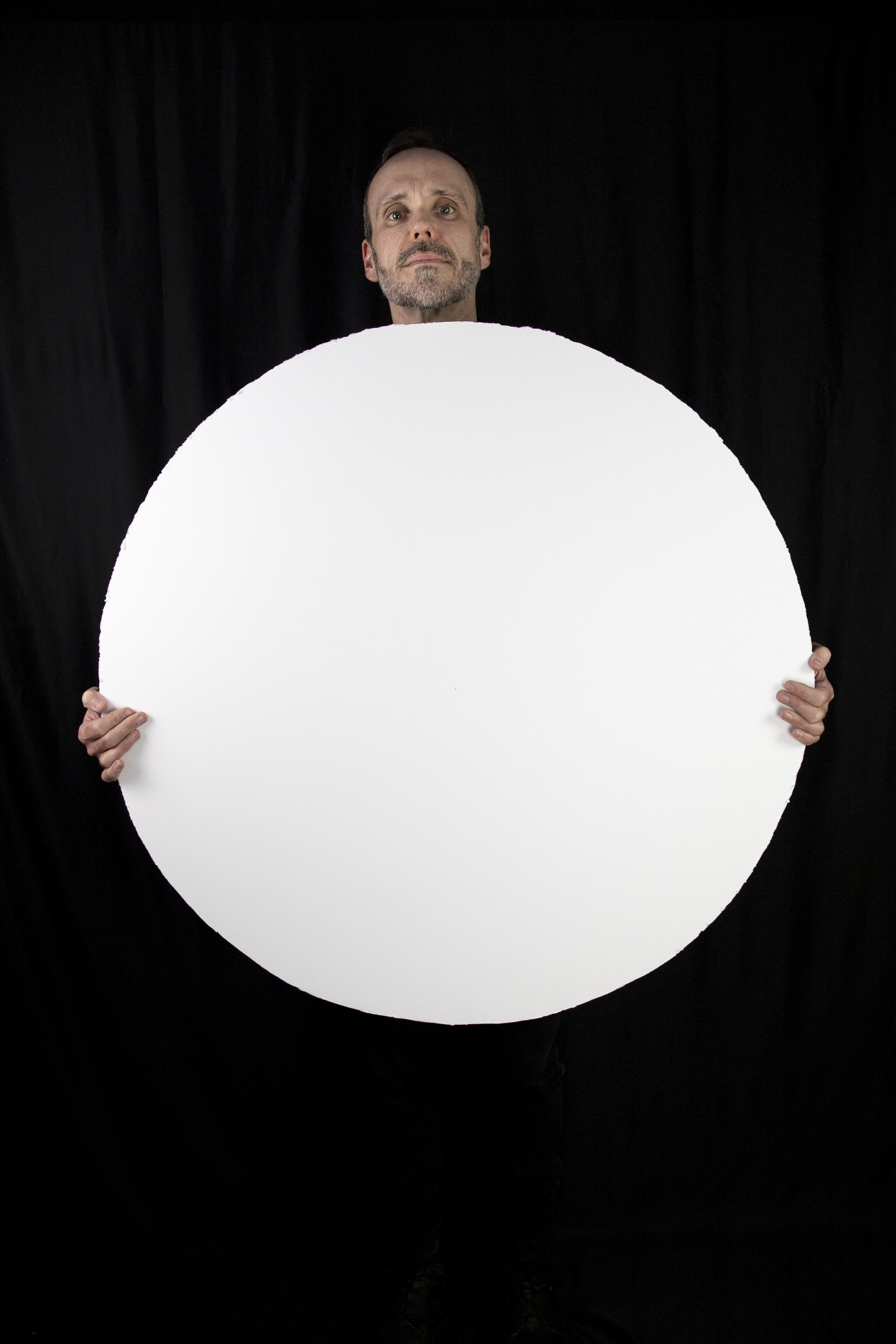 Steve Giasson. Performance invisible n&deg; 214 (M&eacute;diter rien). D&rsquo;apr&egrave;s Kō Nakajima. Yutaka Matsuzawa with &ldquo;White Circle&rdquo;. 1969. Performeur : Steve Giasson. Cr&eacute;dit photographique : Martin Vinette. Retouches photographiques : Daniel Roy. 23 janvier 2021.