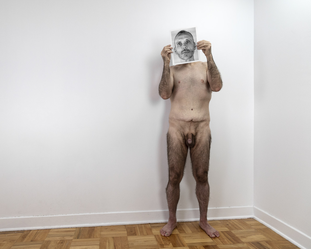 Steve Giasson. Performance invisible n&deg; 217 (&Ecirc;tre son propre mod&egrave;le). D'apr&egrave;s Francesca Woodman. About Being My Model, Providence, Rhode Island. 1976. D&rsquo;apr&egrave;s Elina Brotherus. About Being My Model. 2017. D'apr&egrave;s Steve Giasson. Performance invisible n&deg; 200 (&Ecirc;tre encore ici). 29 novembre 2020. Performeur : Steve Giasson. Cr&eacute;dit photographique : Martin Vinette. Retouches photographiques : Daniel Roy. 2 f&eacute;vrier 2021.