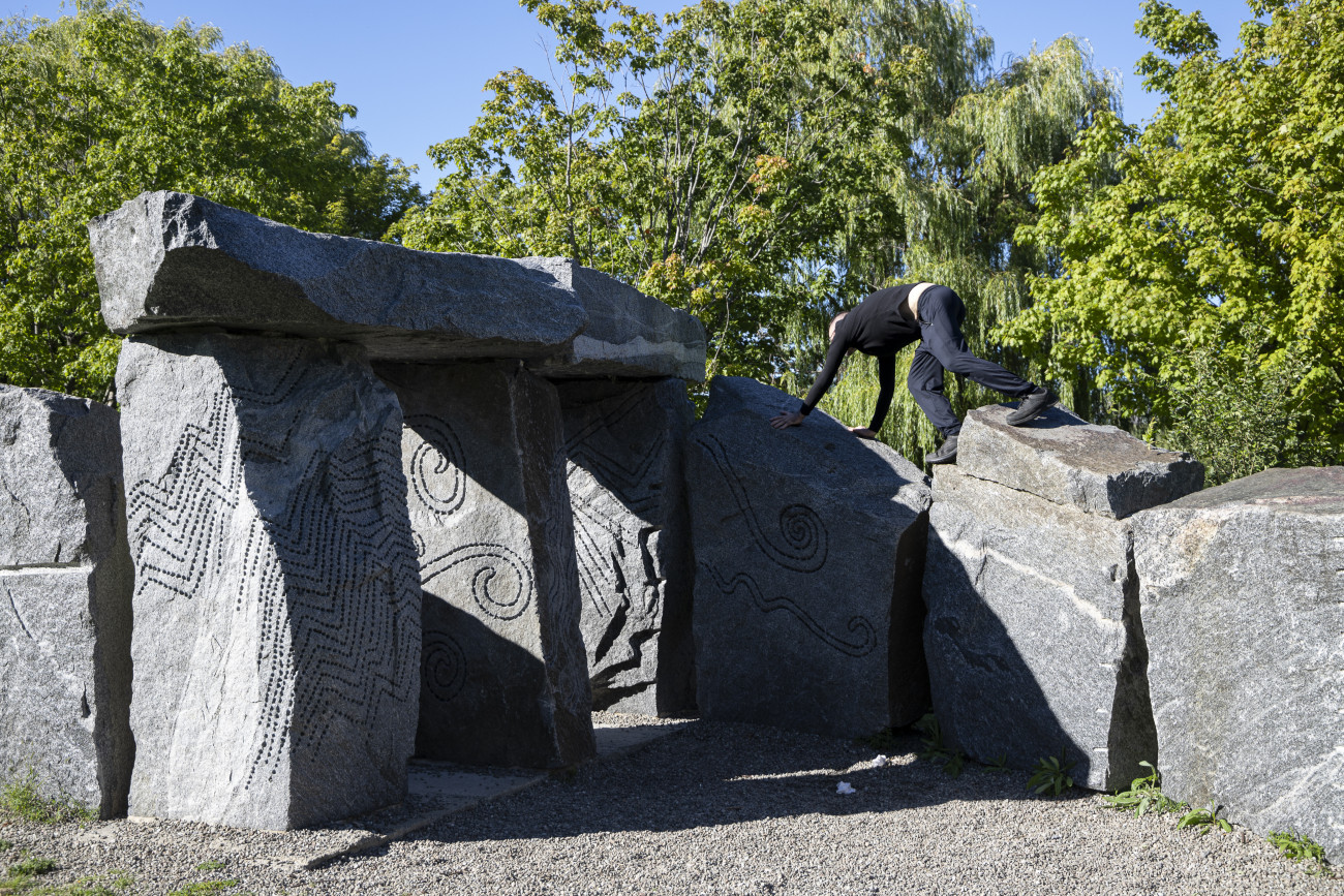 Steve Giasson. Performance invisible n&deg; 239 (Monter sur une oeuvre d'art). Bill Vazan. Vortexit II. 2009. Performeur : Steve Giasson. Cr&eacute;dit photographique : Martin Vinette. Retouches photographiques : Daniel Roy.&nbsp;Parc Ren&eacute;-L&eacute;vesque, Montr&eacute;al. 31 ao&ucirc;t 2020.