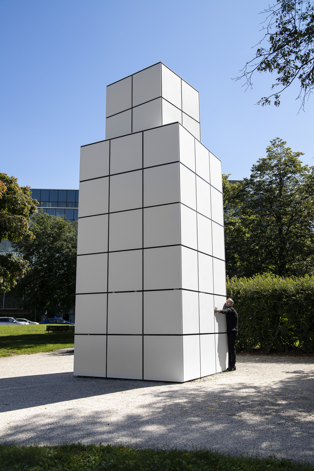Steve Giasson. Performance invisible n&deg; 241 (Enlacer une&nbsp;&oelig;uvre d'art). Jean Pierre Raynaud. Autoportrait. 1987 / 2018. Performeur : Steve Giasson. Cr&eacute;dit photographique : Martin Vinette. Retouches photographiques : Daniel Roy. Parc de l&rsquo;Am&eacute;rique-Fran&ccedil;aise, Qu&eacute;bec. 6 septembre 2020.