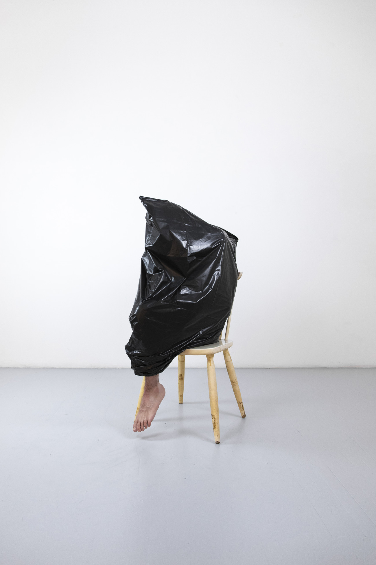 Steve Giasson. Performance invisible n&deg; 248 (S&rsquo;attendre au pire). Reenactment d&rsquo;Elina Brotherus. Black Object, White Chair. 2016. D&rsquo;apr&egrave;s George Brecht. THREE ARRANGEMENTS &bull; on the shelf&nbsp; &bull; on a clothes tree &bull; black object white chair. 1963. D&rsquo;apr&egrave;s Lawrence Weiner. FROM BAD TO WORSE DE PIS EN PIRE. 1988. Performeur : Steve Giasson. Cr&eacute;dit photographique : Martin Vinette. Retouches photographiques : Daniel Roy. 15 avril 2021.
