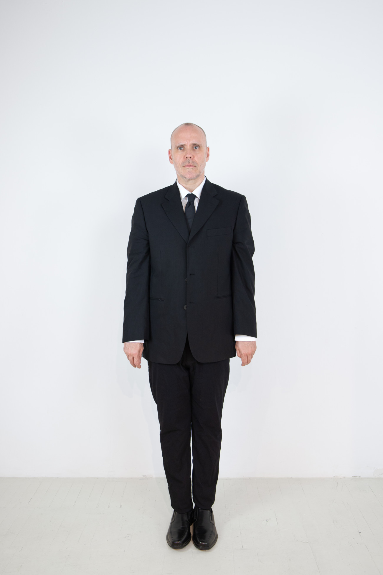 Steve Giasson. Performance invisible n&deg; 262 (Signaler sa pr&eacute;sence). Reenactment de Walter&nbsp;Marchetti. Alzar los brazos. 1965. Performeur : Steve Giasson. Cr&eacute;dit photographique : Martin Vinette. Retouches photographiques : Charles-&Eacute;tienne Lebrun. Centre des arts actuels SKOL. 17 ao&ucirc;t 2024.