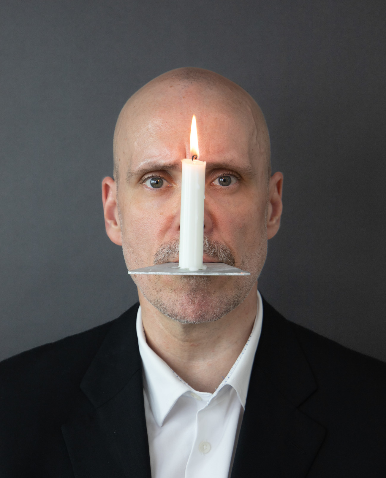 Steve Giasson. Performance invisible n&deg; 268 (Parler d'autre chose). Reenactment de Jannis Kounellis et Claudio Abate. Sans titre. 1989. Performeur : Steve Giasson. Cr&eacute;dit photographique : Martin Vinette. Retouches photographiques : Charles-&Eacute;tienne Lebrun. Galerie B-312. 9 ao&ucirc;t 2025.