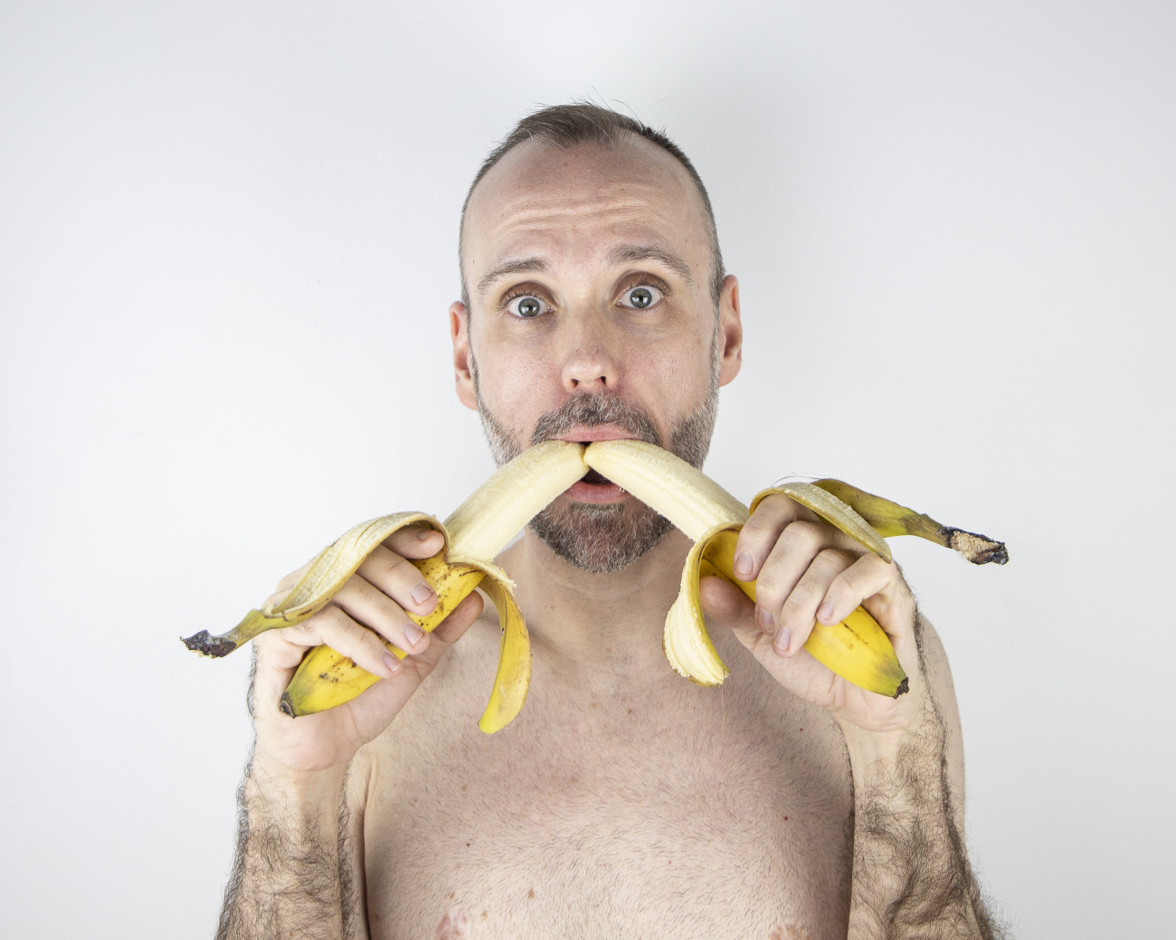 Steve Giasson.  Performance invisible n&deg; 192 (Manger une banane). D&rsquo;apr&egrave;s Andy Warhol. Mario Banana I et II. 1964. D'apr&egrave;s Natalia LL (Natalia Lach-Lachowicz). Consumer Art. 1972-1975. D'apr&egrave;s Andy Warhol. self portrait eating banana. 1982. D'apr&egrave;s Sarah Lucas. Eating a Banana. 1990. D'apr&egrave;s Karol Radziszewski. Taste It. 2006.&nbsp;Performeur : Steve Giasson. Cr&eacute;dit photographique : Martin Vinette. Retouches photographiques : Daniel Roy. 28 octobre-5 novembre 2020.&nbsp;