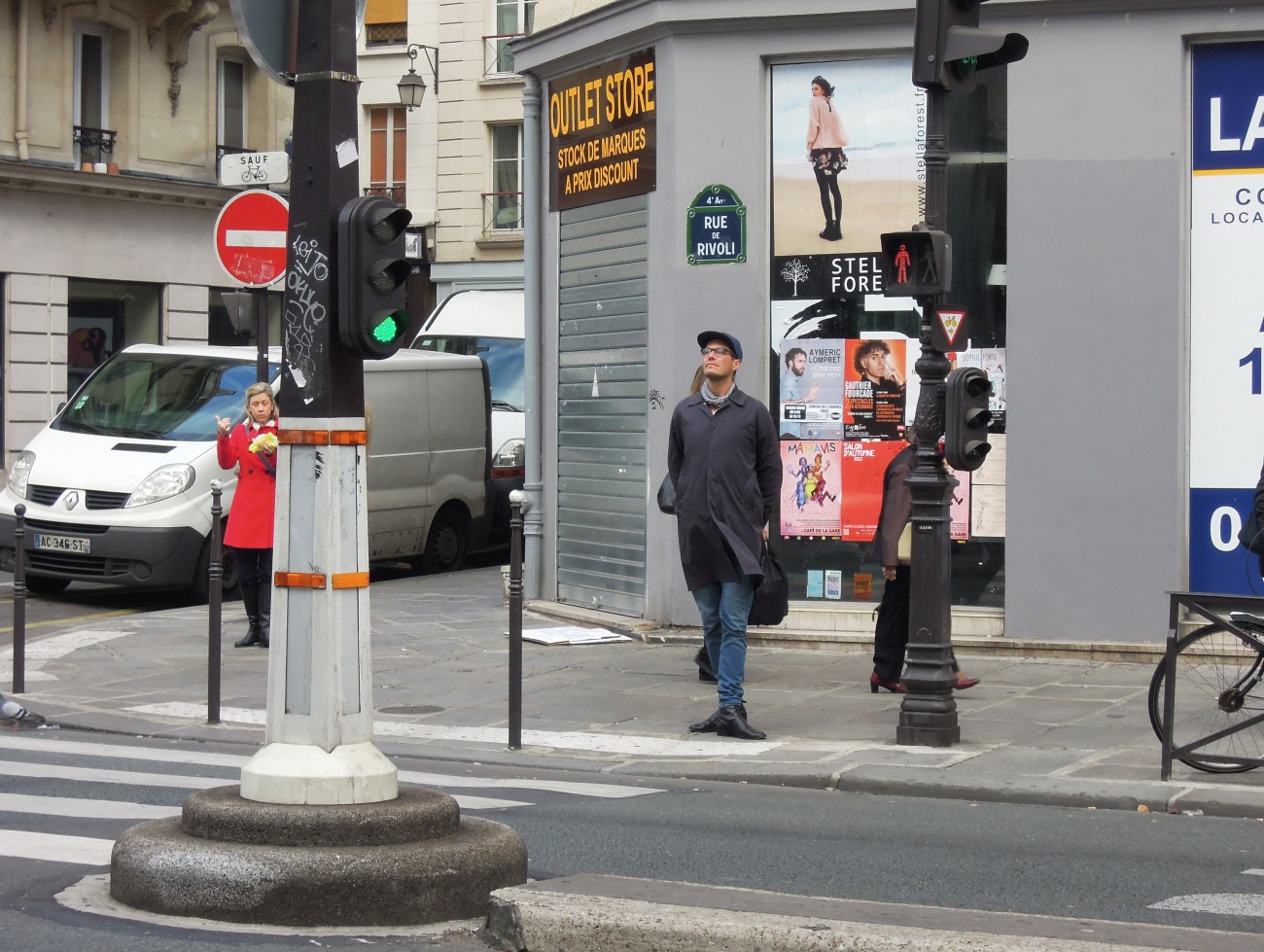 Steve Giasson. Performance invisible n&deg; 5 (Adopter, pendant un certain temps, au coin d&rsquo;une rue, la position de Marie van Goethem par Edgar Degas et demeurer debout dans une attitude de repos, les jambes en dehors, les pieds formant la quatri&egrave;me position classique du ballet, les mains derri&egrave;re le dos, le buste dress&eacute; et la t&ecirc;te rejet&eacute;e en arri&egrave;re).
Performeur : Thomas Geiger.&nbsp;Performance activ&eacute;e dans le cadre du 2nd Festival of Minimal Actions. 13 octobre 2015.